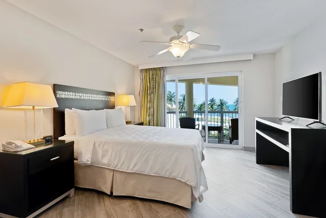 جناح بسرير كينج بإطلالة على البحر بغرفة نوم واحدة مع أريكة، The Grand Caymanian Resort 6/9