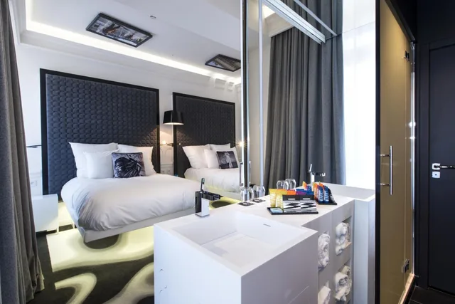 Twin Beds, Vertigo Hotel 4/6