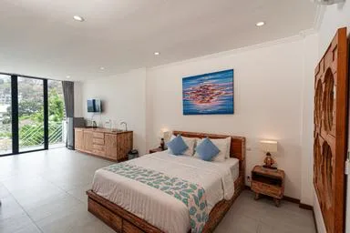 غرفة ديلوكس بسرير مزدوج بشرفة في طابق منخفض، Komodo Suites Downtown 1/3