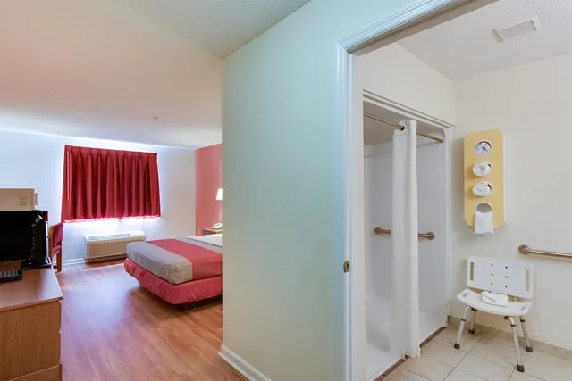 غرفة قياسية بسرير كينج، Motel6 Hinesville, GA 8/10