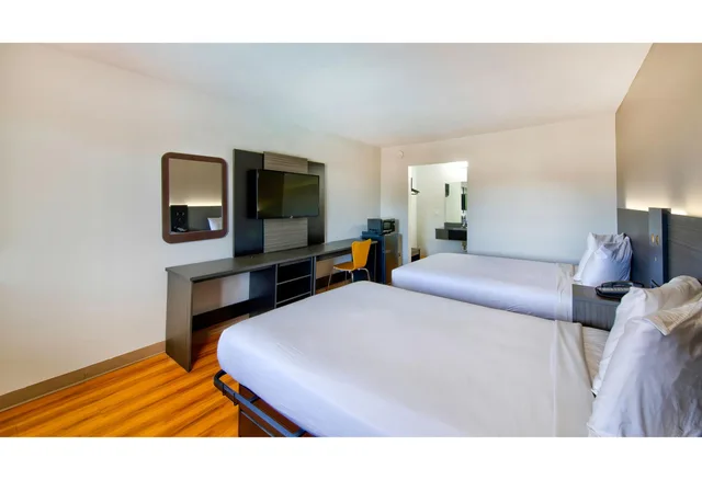 2 Full Beds - Mobility Accessible Tub Nsmk، Motel6 Gainesville, GA 3/6