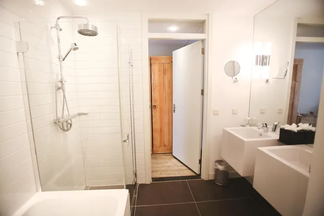 غرفة قياسية بسريرين منفصلين بشرفة بحوض استحمام، Duin & Kruidberg Country Estate 4/6