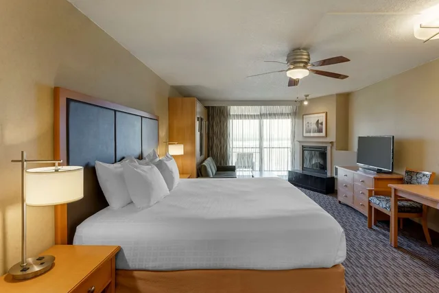 غرفة قياسية بسرير كينج وسرير كوين بمطبخ صغير، Best Western Plus Ocean View Resort 6/10