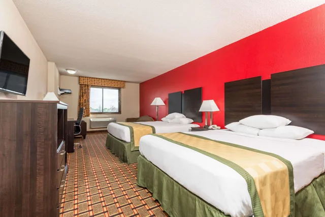 غرفة ديلوكس رباعية بسريرين كوين، Days Inn By Wyndham Muncie -Ball State University 1/2