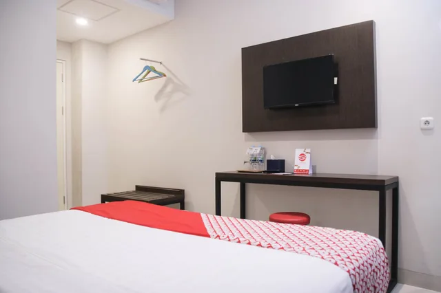 Standard, Double Bed, OYO 1006 Azzahra Guest House 2/3
