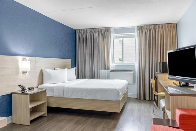 غرفة بسرير كوين، Motel6 Niagara Falls, On - Near The Falls 3/8