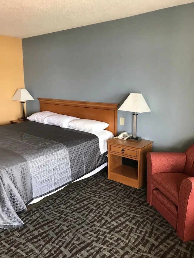 غرفة بسرير كوين، Carolina Inn Suites At Lake Norman 1/1