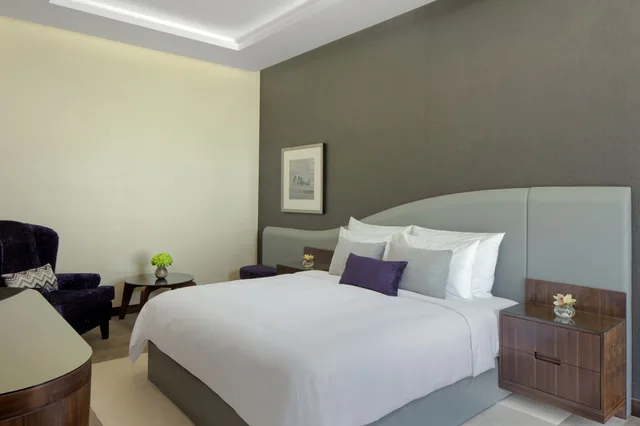 جناح تنفيذي بسرير كينج بغرفة نوم واحدة مع دخول الصالة، Radisson Blu Hotel Dubai Waterfront 1/4