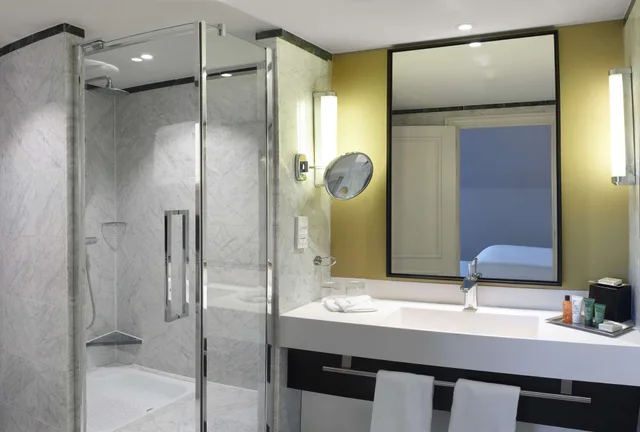 Junior Suite, King Bed, Club Lounge Access, Hilton Brussels Grand Place 3/5
