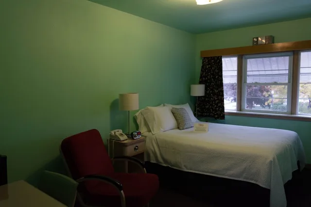 غرفة بسرير كوين، Holiday Music Motel 1/3