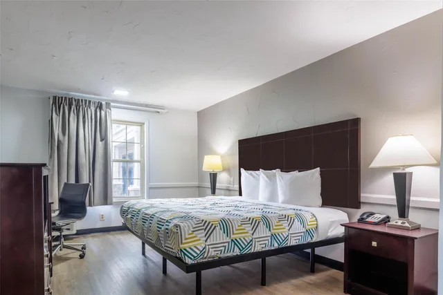 1 King Bed Mobility Accessible RI Shower Nsmk، Motel6 Dallas, TX - Downtown 8/10