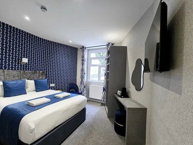 Semi Basement, Double Bed, George 2/10
