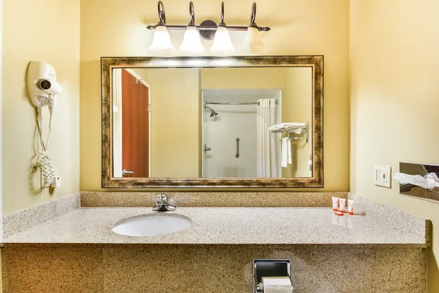2 Queen Bed, Oyo Townhouse Oklahoma City Airport 6/7