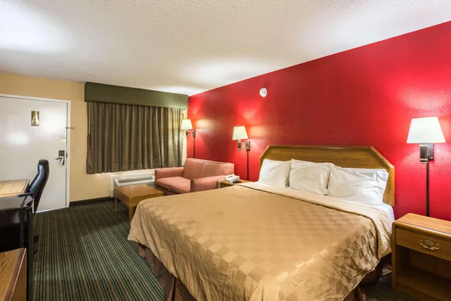 جناح بسرير كينج، Rodeway Inn Hazlehurst, MS 1/3