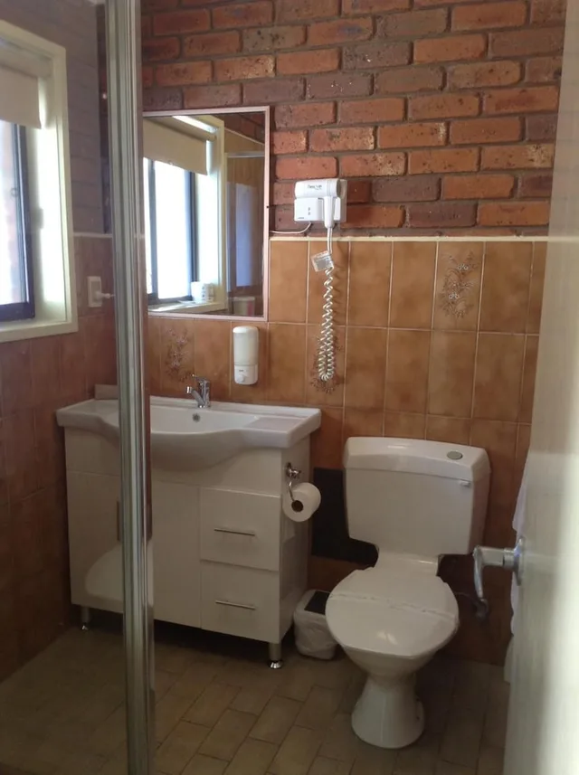 Standard, 1 Queen and 1 Single Bed, Melton Motor Inn & Apartments 1/1