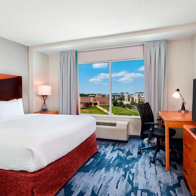 غرفة بسرير كينج بإطلالة على المتنزه، Fairfield Inn And Suites Indianapolis Downtown 2/14