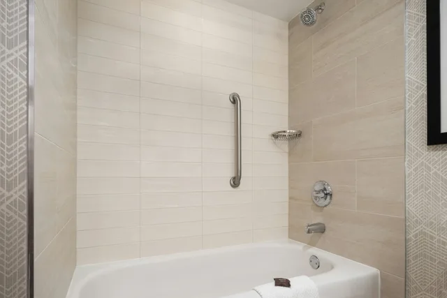 Room, King Bed, Embassy Suites by Hilton Portland Airport 3/5
