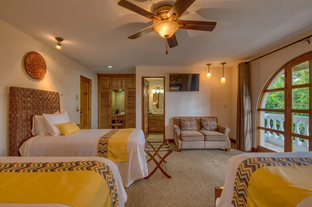 Junior Suite, Family, 1 Single and 2 Queen Beds، Buena Vista 8/10