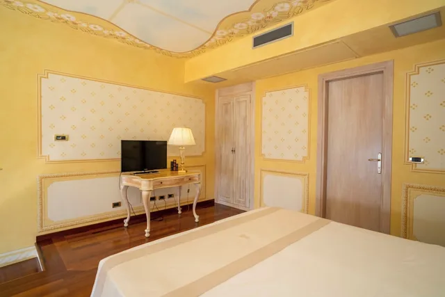 جناح بسرير كوين مع أريكة، Suite Nettuno 2/5