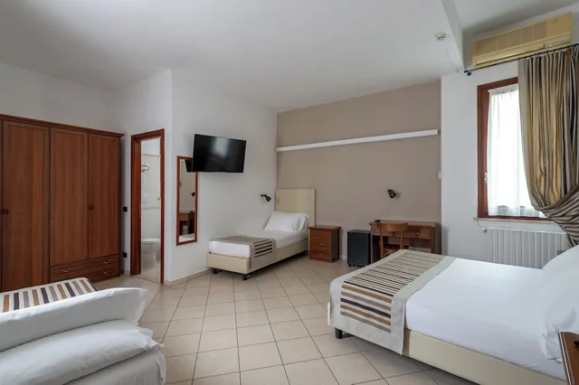 غرفة عائلية بسرير مزدوج وسريرين منفصلين بغرفة نوم واحدة، ABC Comfort Hotel Mantua City Centre 2/6