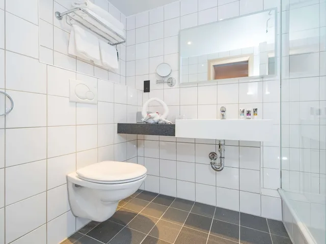 غرفة بريفيليج بسرير كينج، Mercure Cardiff North Hotel 5/6