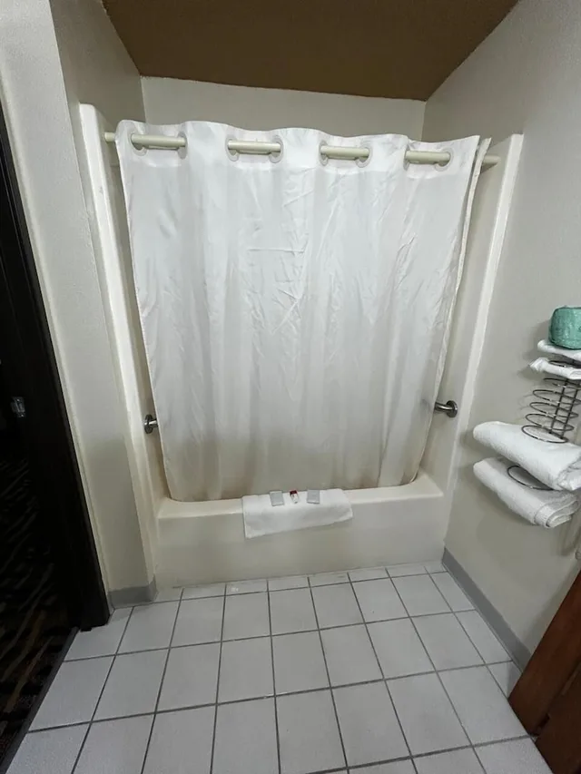 غرفة بسرير كينج بحوض جاكوزي، West Point Inn & Suites 5/5