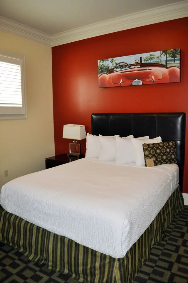 جناح بسرير كينج وسرير كوين بغرفتي نوم، Carriage House Hotel 3/4