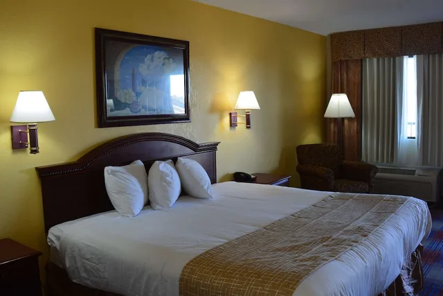 غرفة قياسية بسرير كينج للمدخنين، Travelodge by Wyndham Montgomery East 5/8