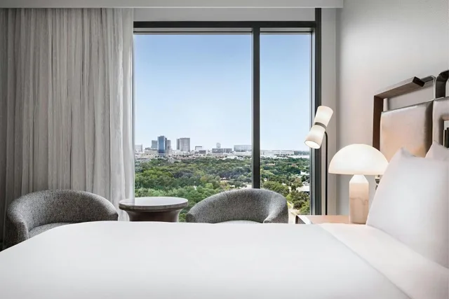 Guest Room, Deluxe, King Bed, Hall Park Hotel Autograph Collection 2/7