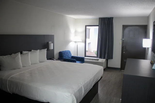 Efficiency, Suite, King Bed، Clarion Pointe Statesville 1/4