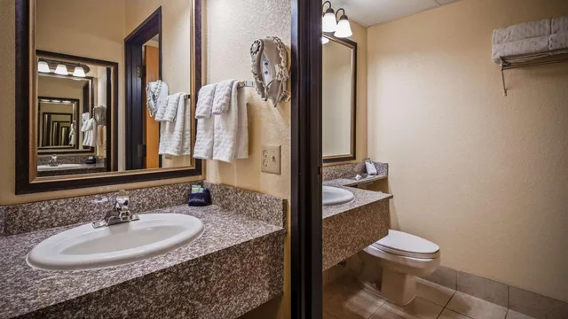 Suite, 2 Queen Beds, Sofa, Best Western Center Pointe Inn 3/3