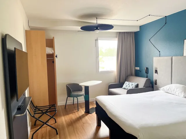 غرفة قياسية ثلاثية بسرير مزدوج وسرير فردي، Ibis Martigues 9/10