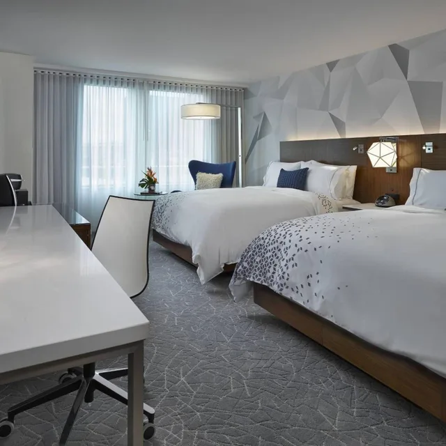 غرفة بسريرين كوين، RENAISSANCE EDMONTON AIRPORT HOTEL 4/9