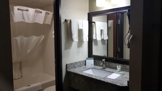 جناح بسرير كينج بحوض جاكوزي، AmericInn by Wyndham Grand Rapids 2/2