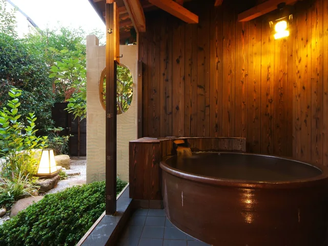 غرفة يابانية غربية بسريرين مزدوجين وفرشتي فوتون بأرضية تاتامي، Arima Onsen Gekkoen Yugetsusanso 10/10