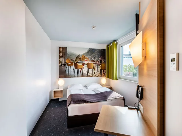 غرفة بسرير كوين، B&B Hotel Weil am Rhein Basel 2/5