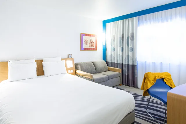 غرفة كومفورت بسرير كوين مع أريكة، B&B Hotel Lyon Nord 4 Stars 4/10