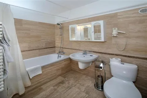 استوديو اقتصادي، Hotel Charles 1/1
