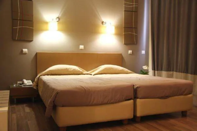 جناح جونيور، Ariston Hotel 1/2