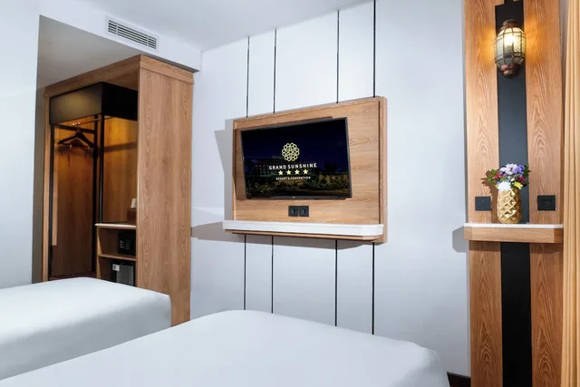 غرفة قياسية بسريرين منفصلين بشرفة بحوض استحمام، Grand Sunshine Resort and Convention 2/4