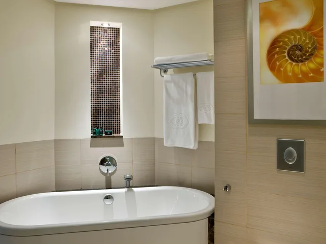 جناح بريستيج بسرير كينج بإطلالة على البحر، فندق سوفيتل كورنيش الخبر(Sofitel Al Khobar the Corniche) 6/7