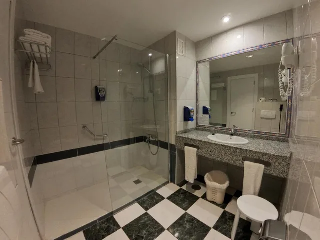 غرفة عائلية بسريرين منفصلين مع أريكة، Hotel Drago Park by Pierre & Vacances 2/2