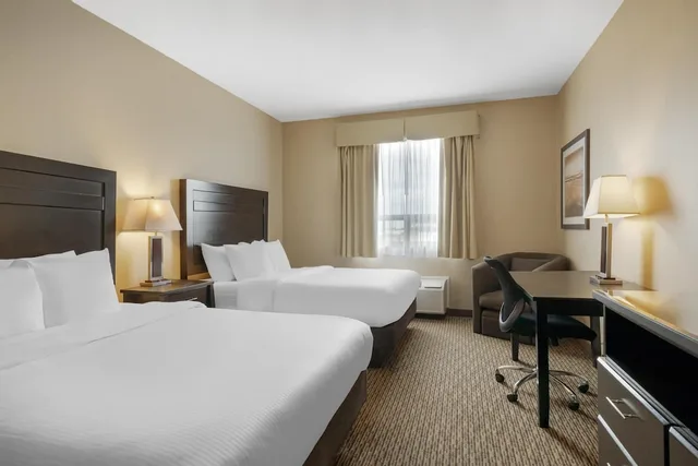 غرفة قياسية بسريرين كوين مع أريكة، Best Western Estevan Inn & Suites 1/5