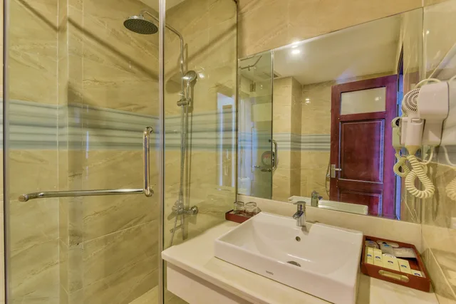 غرفة بريميير بسريرين منفصلين بإطلالة على البحر بغرفة نوم واحدة، Sky Beach D20 Nha Trang Hotel 5/5