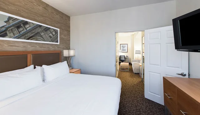 جناح بسرير كوين، Holiday Inn Savannah Historic District 2/4