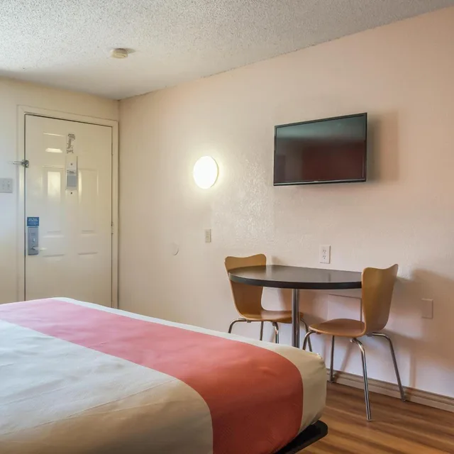 1 Queen Bed - Mobility Accessible Tub Nsmk، Motel6 Mesquite, TX - Rodeo - Convention Ctr 5/9