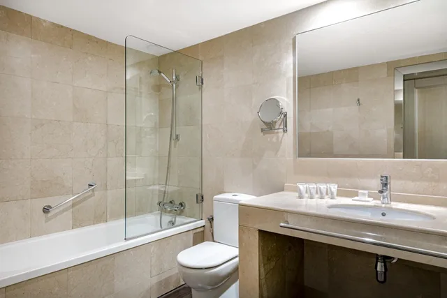 Standard, King Bed, Street View، Ac Hotel Victoria Suites 5/7