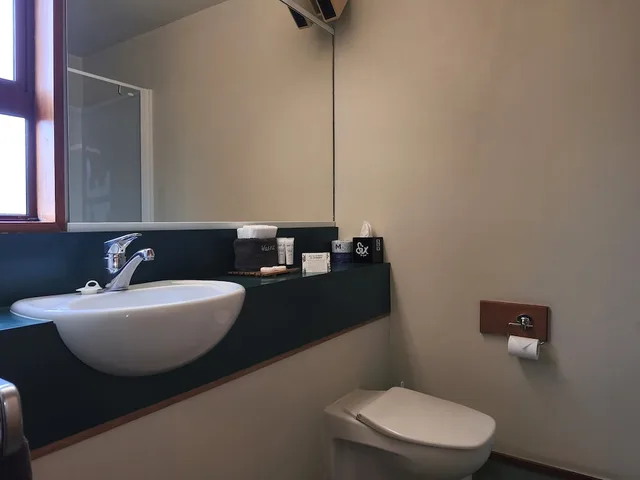 استوديو بسرير كينج وسرير فردي مفردة بسريرين منفصلين، Aspen Lodge Motel 8/10