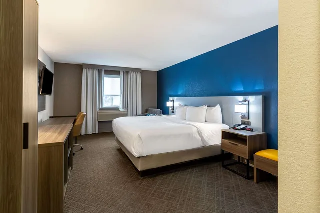 Room, King Bed, Comfort Inn & Suites Fremont 2/2