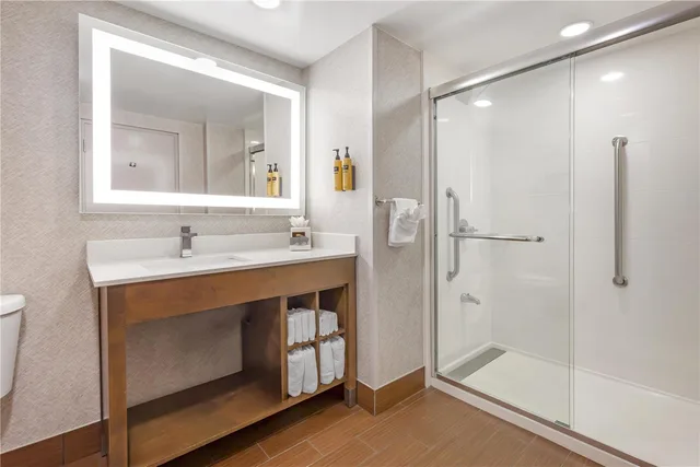 جناح بسرير كينج بشرفة مع أريكة، Best Western Plus Raleigh Crabtree Valley Hotel 4/4